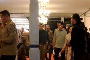 Gibran-jokowi Melayat Raja Keraton Solo Pb Xiii: Sinyal Politik ‘nusantara’ Di Tengah Kabinet?
